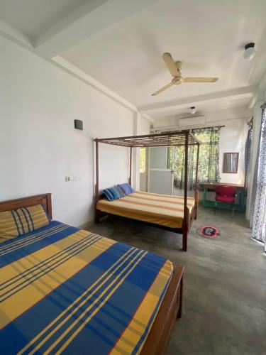 Giường trong phòng chung tại Turtle Beach Resert