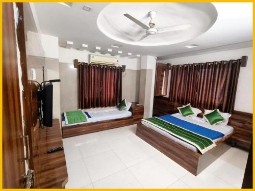 Postel nebo postele na pokoji v ubytování Hotel SP Inn Residency Near Shree Sai Baba Temple - Fully Air conditioned Room - Free Wifi And parking Available - Best Premium Hotel In Shirdi