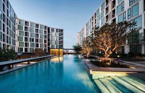 Bazén v ubytování The Base Uptown nebo v jeho okolí