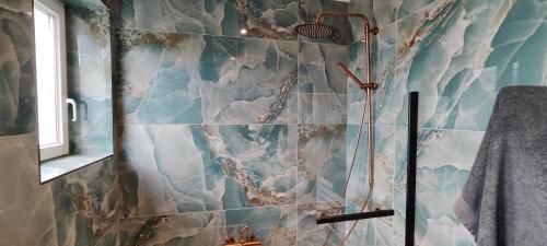 een badkamer met een douche en een muurschildering van de bergen bij Maison moderne et chaleureuse à Colmar in Colmar