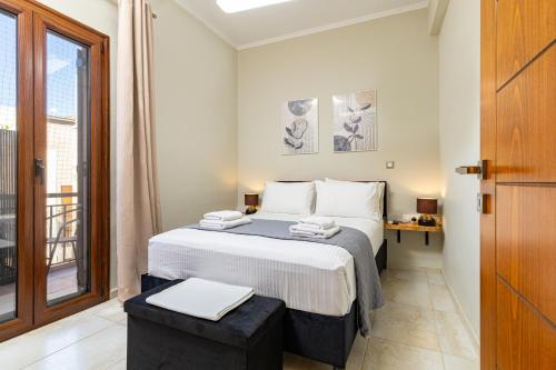 Harbour - 90sqm Spacious 2-Balcony Apt in Chania Old Town, Private Parking Available 950m