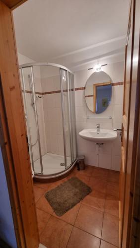 a bathroom with a shower and a sink at Wieshof Schnals Bauernhofurlaub in Maso Corto