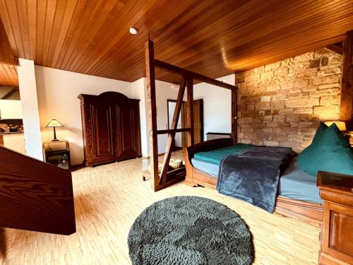 Un dormitorio con una cama y una pared de madera. en Ferienwohnung zum Woibauer, en Deidesheim