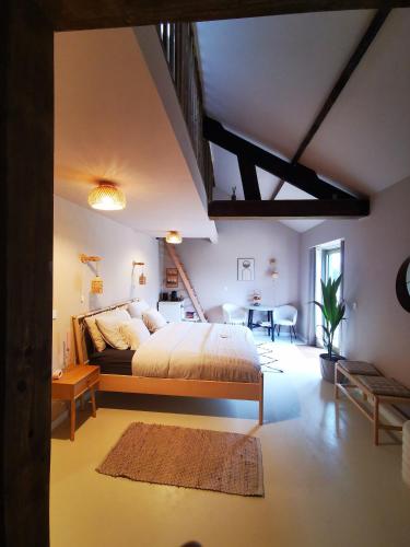a bedroom with a large bed in a attic at Mera Luxe Wellness B&B, Ibiza-Bohemian Style Suites, Adults Only, optioneel prive Outdoor Wellness, Massage, Vuurkorf, gratis fles Wijn of Bubbels in America
