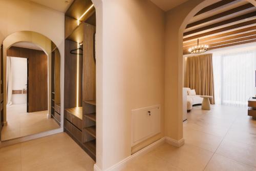 um corredor com closet e uma sala de estar em Apartments Stanaj em Ulcinj