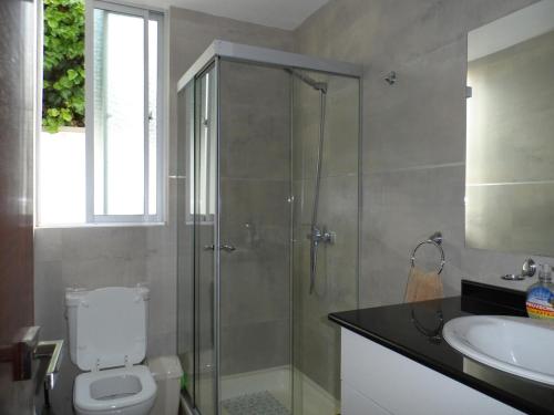 een badkamer met douche, toilet en wastafel bij 2D con patio y parrillero privado en Calacoto in La Paz