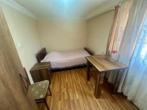 Ένα ή περισσότερα κρεβάτια σε δωμάτιο στο Nunu's Guesthouse