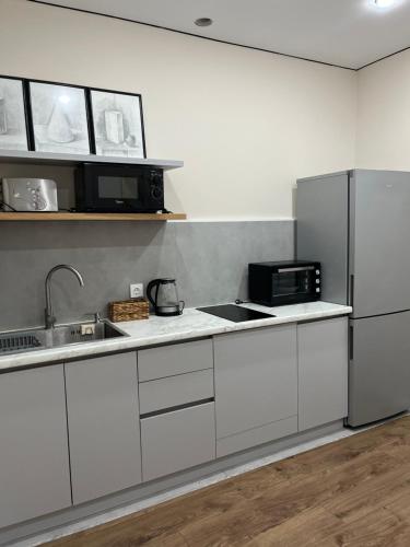 Een keuken of kitchenette bij ЖК Атамура
