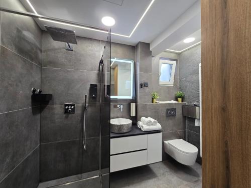 Ένα μπάνιο στο Osijek LUXURY Center Apartment - self check in, 2 parking spaces, balcony, elevator