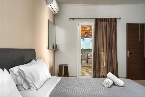Un dormitorio con una cama con dos toallas encima. en Elaya Villa, en Zakynthos