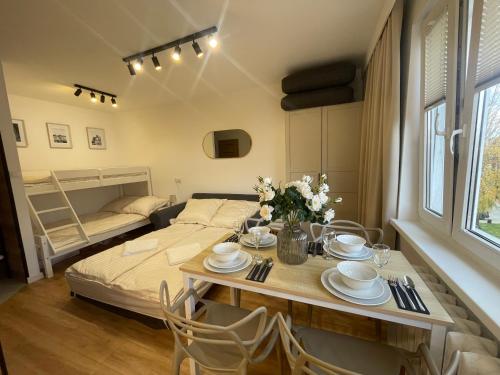 Ένα ή περισσότερα κρεβάτια σε δωμάτιο στο Apartament przy Baszcie