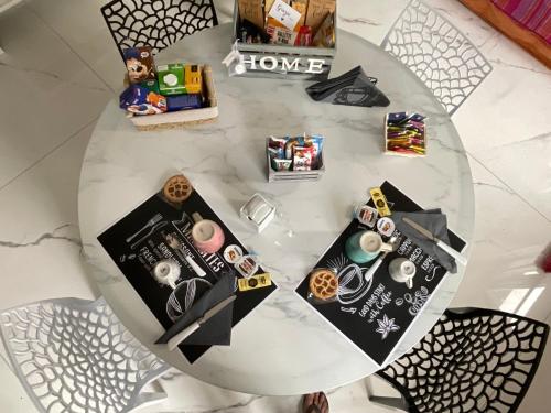 ein Tisch mit Spielzeug und Geschenken darauf in der Unterkunft B&B Kira Home in La Mura