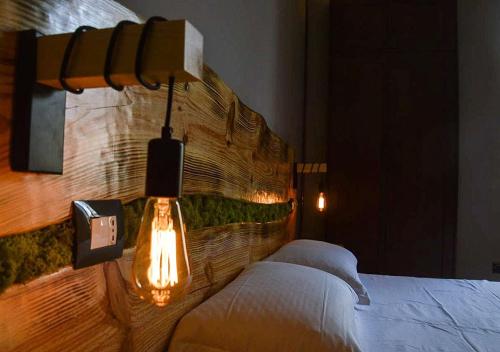 Un pat sau paturi într-o cameră la WineExperience- WINE&JACUZZI SUITE