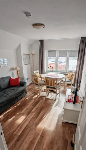 ein Wohnzimmer mit Sofa und Tisch in der Unterkunft Ankerplatz Lichtblick in Travemünde