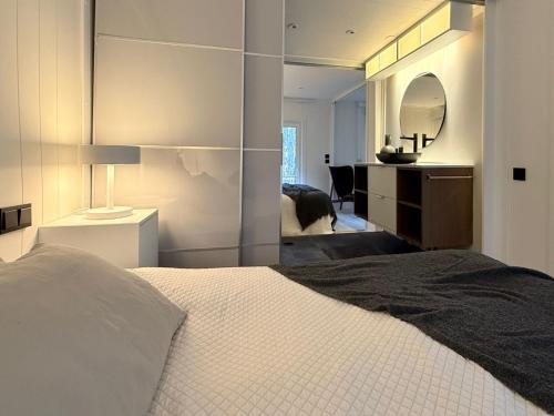 Postel nebo postele na pokoji v ubytování Ljungskile modern country lodge