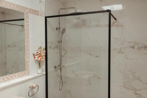 een douche met een glazen deur in een badkamer bij Casa Chafarinas in Vera