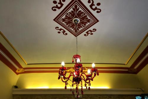 a chandelier hanging from a ceiling in a room at Bienestar - Maison de Charme in Alghero