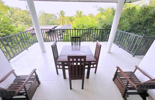 Balkón nebo terasa v ubytování Udawalawa Elephant Orphanage Edge Hotel