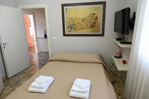 a bedroom with a bed with two towels on it at Casa della Fortuna in San Miniato