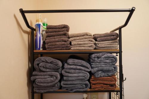 een bundel handdoeken op een plank in een kamer bij 和風グランピング LYS AIBA House 一 わんちゃんと泊まれる一棟貸古民家一Japanese Style Glamping Dog Friendly Private Villa in Takashima