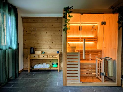 een keuken met houten kasten en een fornuis bij Chalet La Tanière avec Sauna in Le Grand-Bornand