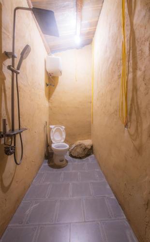 a small bathroom with a toilet in a room at Sa Mộc home in Dồng Văn