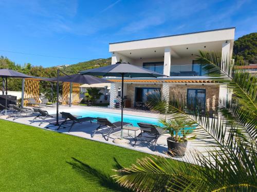 Bazén v ubytování Villa Milamar nebo v jeho okolí