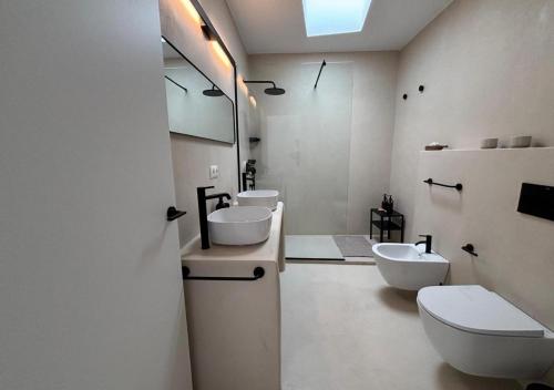 a bathroom with two sinks and two toilets at casamujeres in Punta de Mujeres