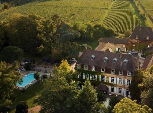 an aerial view of a house with a swimming pool at Logis Hôtels Château de La Barge in Chaintré