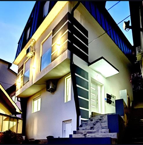 een gebouw met een trap voor een gebouw bij Dream House Zvornik in Zvornik