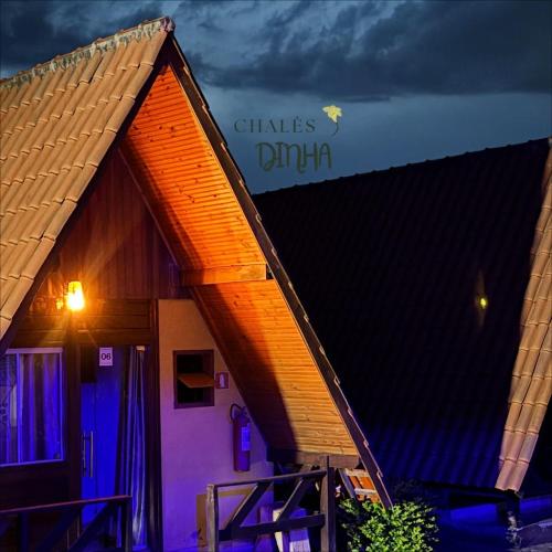 a building with a sign on the side of it at Chalés Dinhá-Pousada Recanto do Rapa in Brumadinho