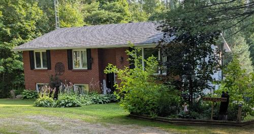 O grădină în afara Suite in the Bush-Private Apartment