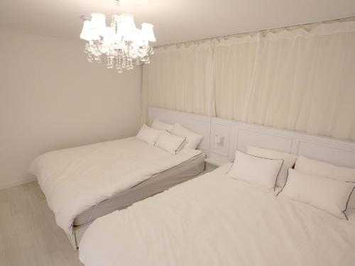 Ένα ή περισσότερα κρεβάτια σε δωμάτιο στο Gwangalli Beach 1min #2BR #Couple #Family Stay #drone show #fireworks spot #BUSAN #Golden #영화제 #골든