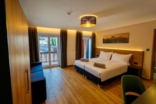 una habitación de hotel con una cama y un balcón en Hotel Krone, en Morter