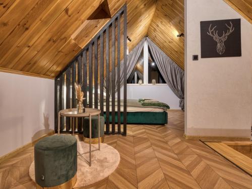 Ένα ή περισσότερα κρεβάτια σε δωμάτιο στο Bliżej Lasu