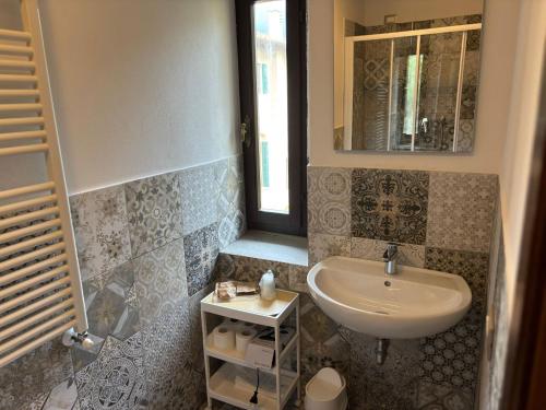 een badkamer met een wastafel en een spiegel bij Villa La Stella in Florence