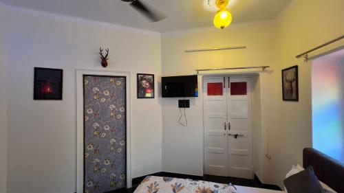 Μια τηλεόραση ή/και κέντρο ψυχαγωγίας στο Darbar Kothi -Heritage hotel