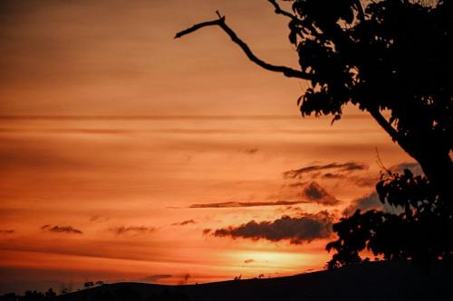 Východ nebo západ slunce při pohledu z chaty nebo okolí