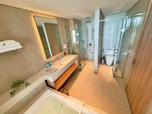 une salle de bain avec une baignoire, un lavabo et une douche dans l'établissement Seaview Quy Nhon apt TMS, à Quy Nhơn