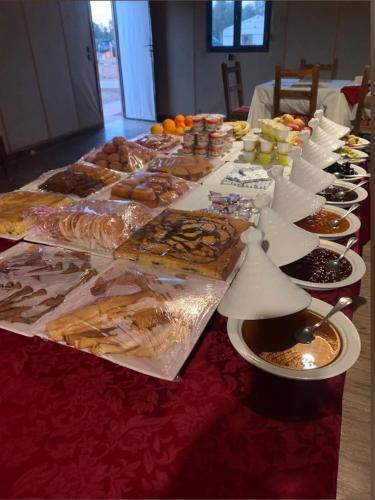 einem langen Tisch mit verschiedenen Lebensmitteln in der Unterkunft Desert Pearl Camp Merzouga in Merzouga