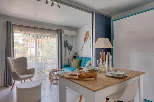 un comedor con una mesa con comida. en Escapade à Bandol balcon verdoyant et plage à deux pas, en Bandol