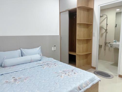 Un dormitorio con una cama con flores rosas. en NATA-Căn hộ du lịch Nha Trang, en Nha Trang