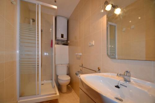 La salle de bains est pourvue d'un lavabo, de toilettes et d'une douche. dans l'établissement Apartamento en Salou, à Salou