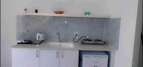 Η κουζίνα ή μικρή κουζίνα στο R suite