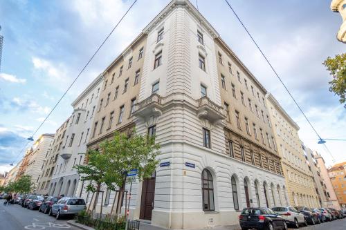Boutique Design Studios in Vienna Center, Walk to Karlsplatz, Opera