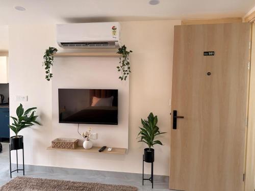 TV/Unterhaltungsangebot in der Unterkunft Cozy Studio with Private Terrace & Golf Course View Road