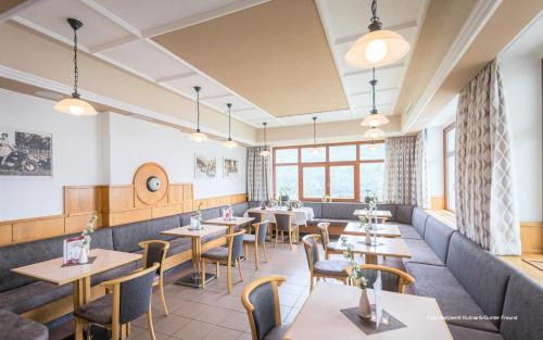 Khu vực ghế ngồi tại Restaurant - Café - Pension HASSLER