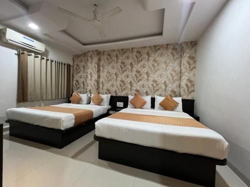 Postel nebo postele na pokoji v ubytování LUMORA INN Hotel shanti kamal