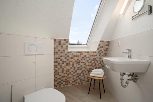 a bathroom with a sink and a window at Nordkugel - Rundes Wohnglück am Tollensesee in Wustrow