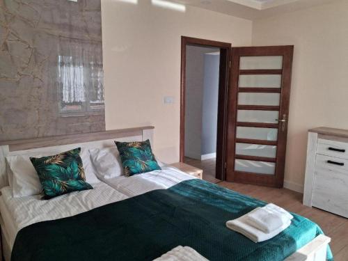 Ένα ή περισσότερα κρεβάτια σε δωμάτιο στο Pensjonat-ek pod Jaworem